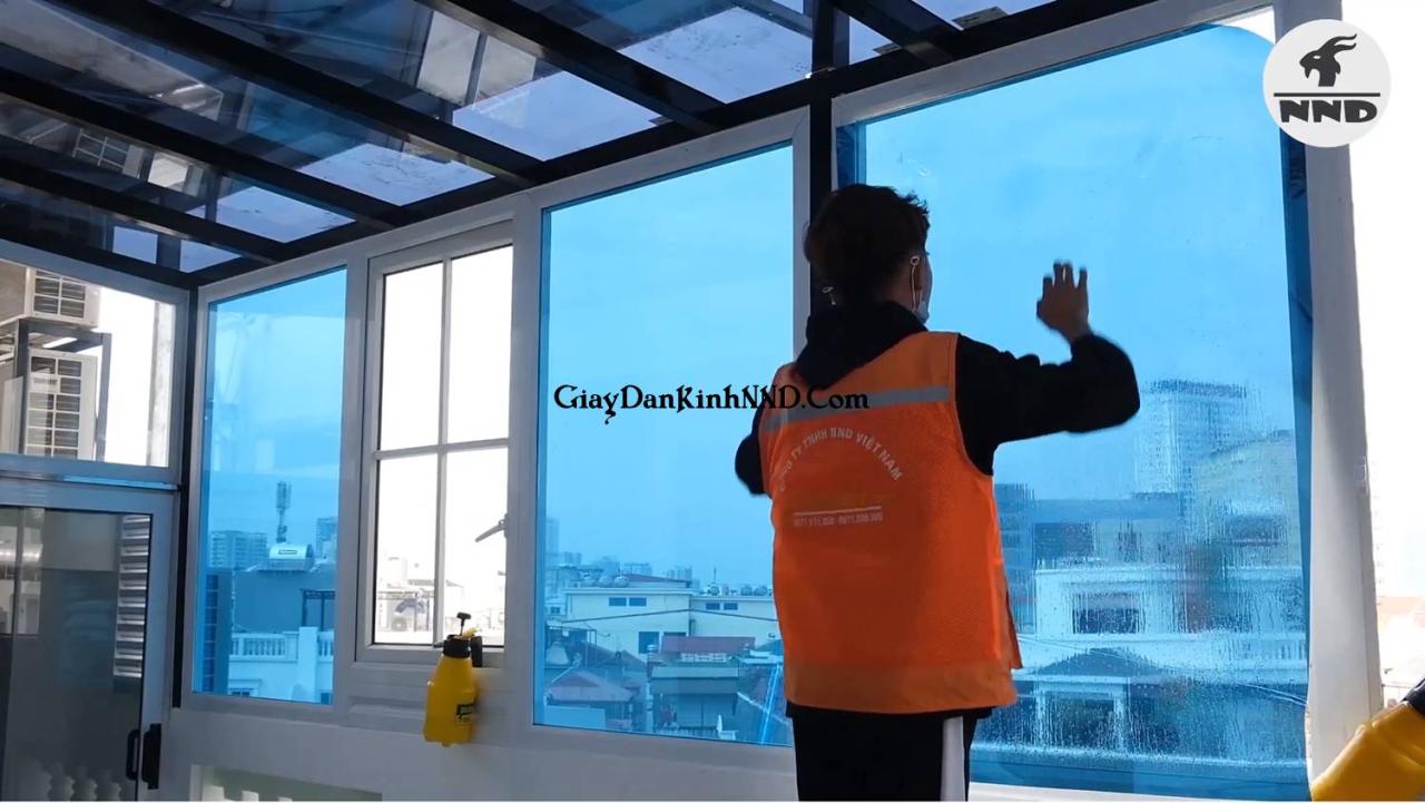 Phim cách nhiệt là vật liệu chuyên dán chống nắng nóng cách nhiệt. Bắt đầu từ dán cho máy bay rồi ô tô. Đến nay nó đã rất thông dụng cho nhà kính.